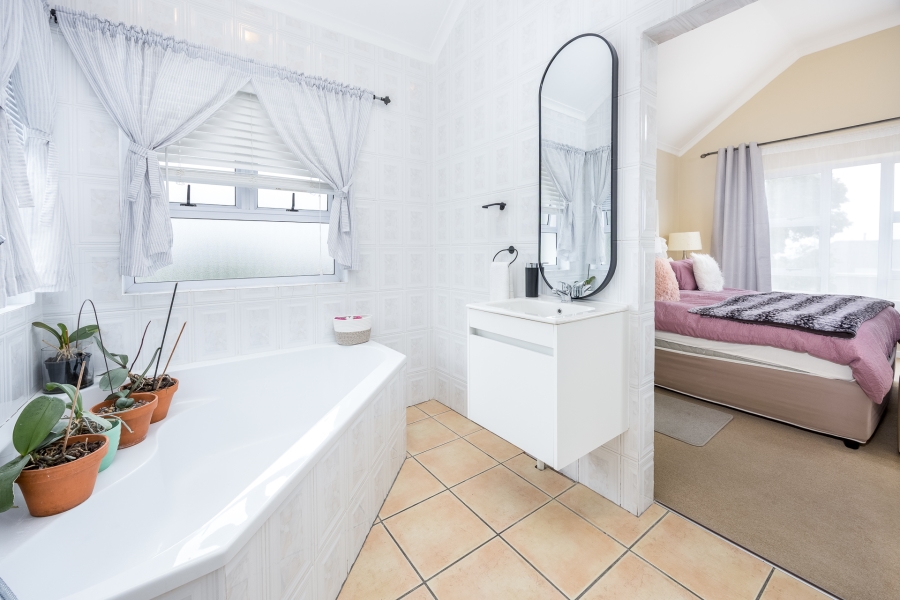 4 Bedroom Property for Sale in Zevendal Western Cape